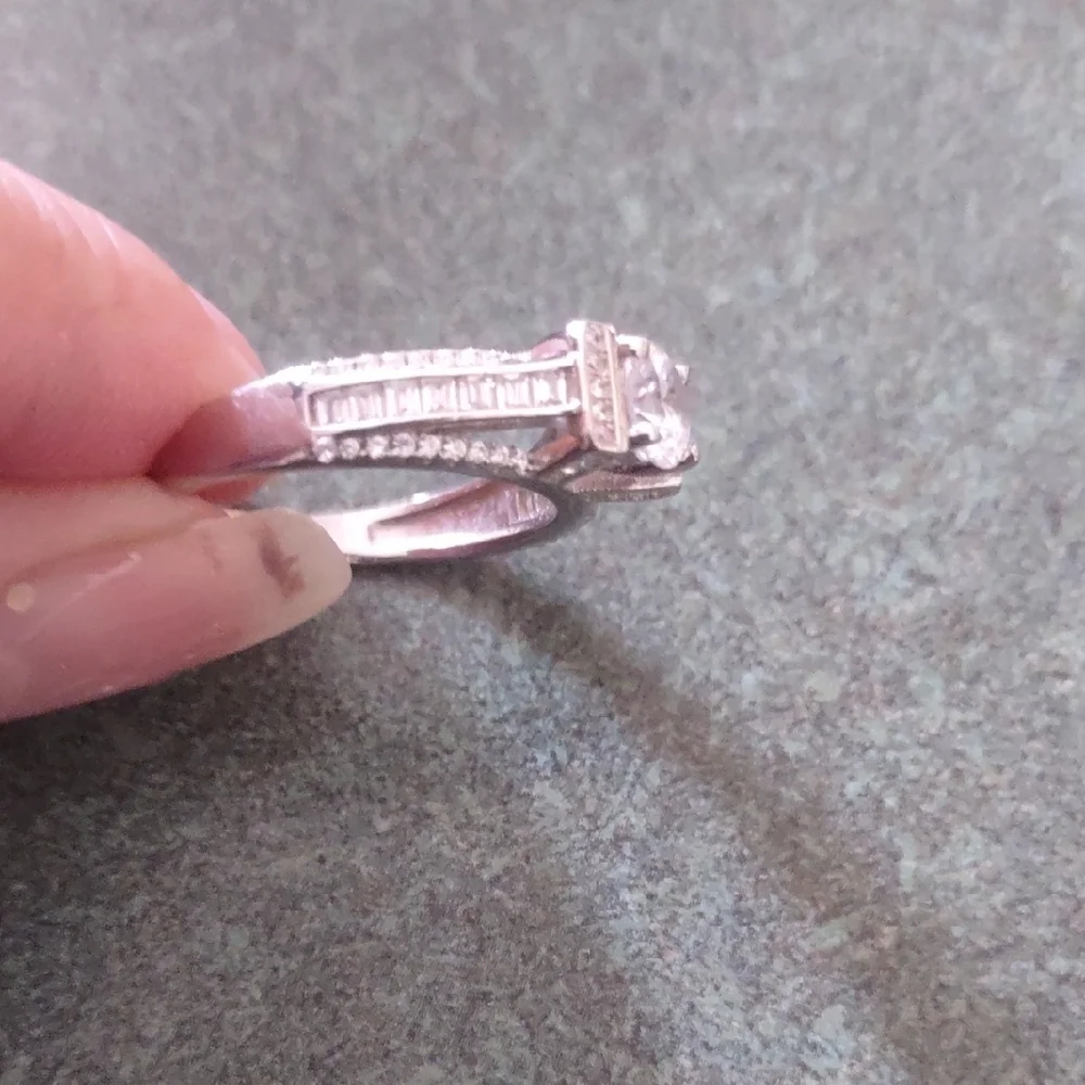 Timeless Sterling Silver Ring with Split Shank Size 9 1/4